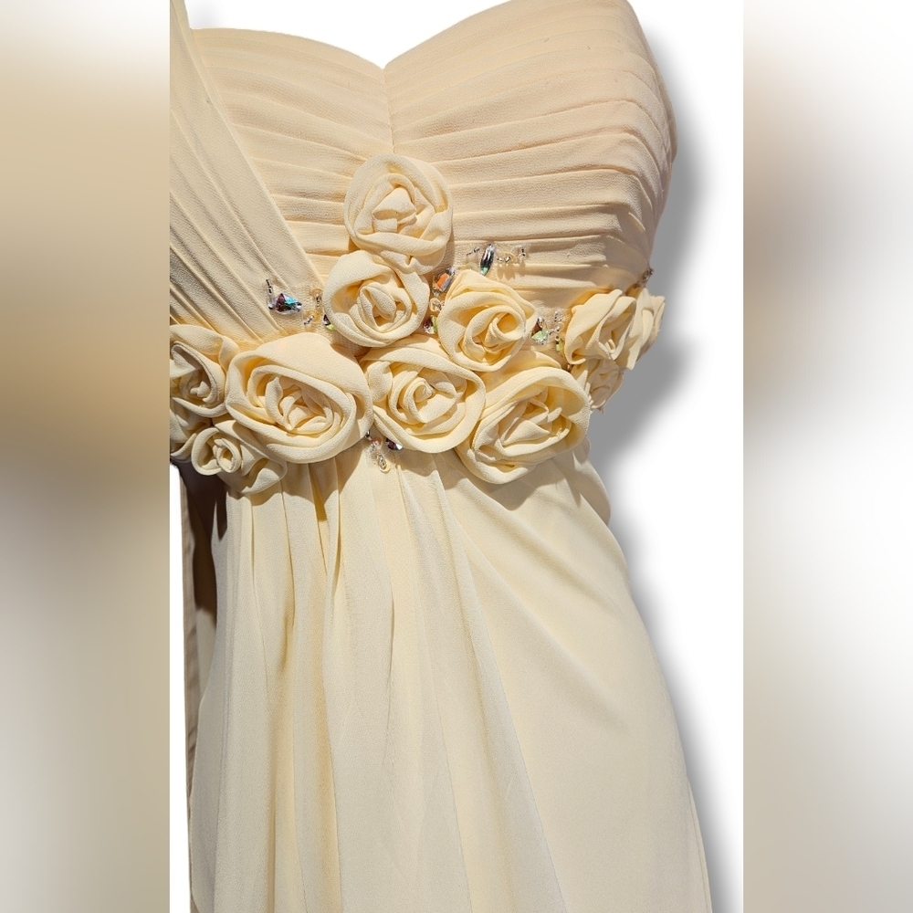 Strapless Yellow evening gown. Flower Detail. Size 6 - Picture 11 of 15